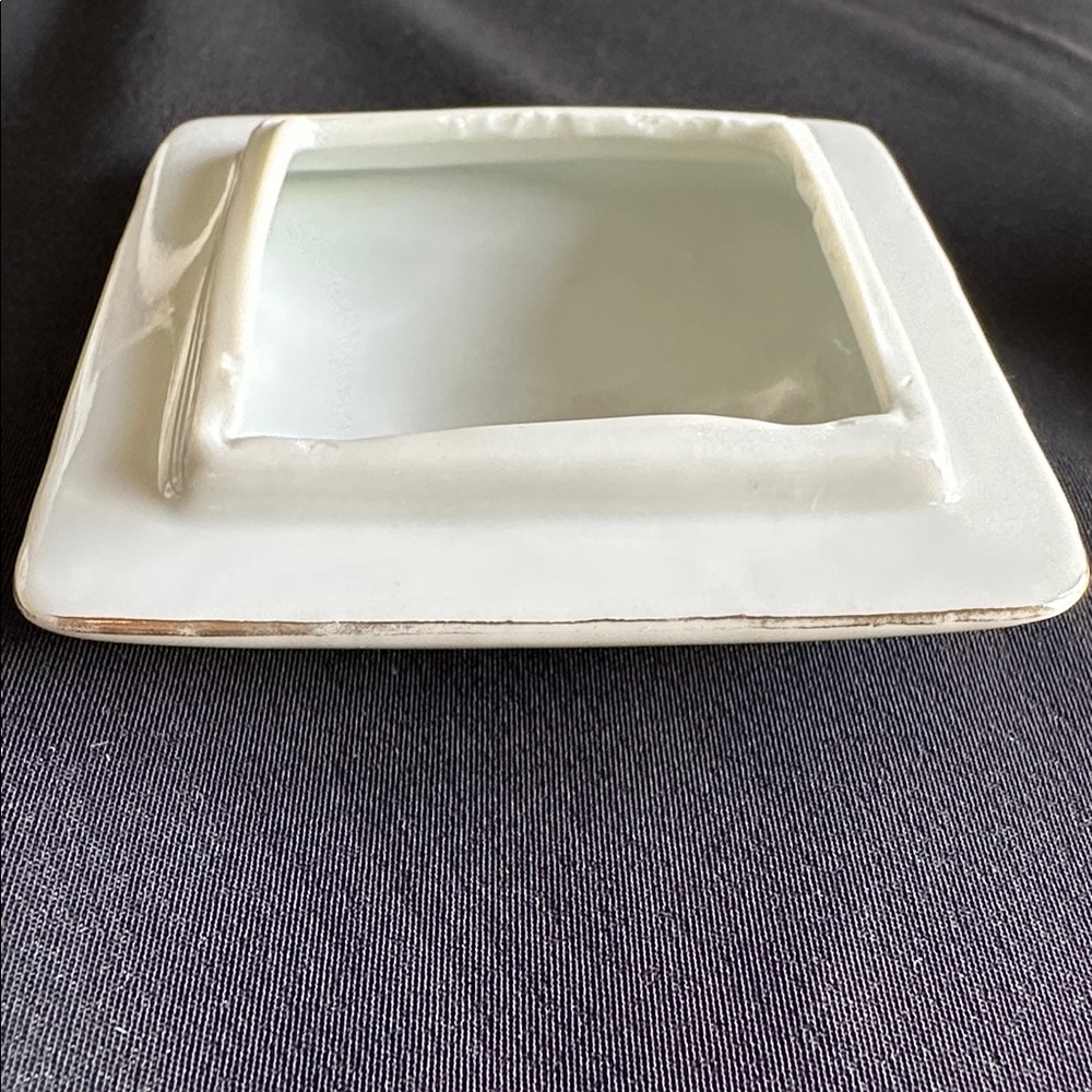 Vintage ceramic EUC keepsake box. Painted flowers and leaves on lid. - Picture 5 of 5